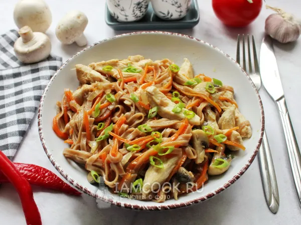 Фото блюда: Гречневая лапша с курицей и грибами