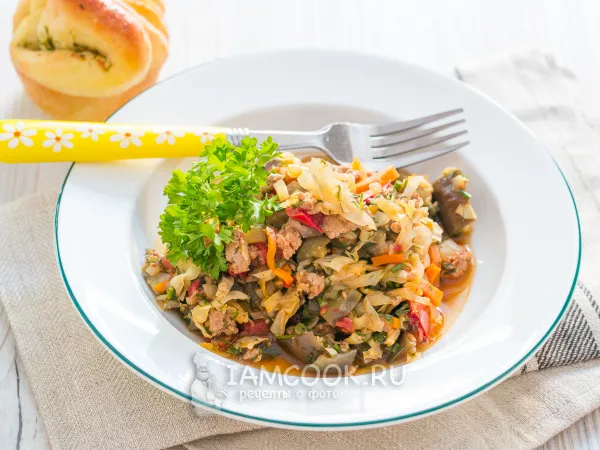 Фото блюда: Тушеная капуста с фаршем и помидорами