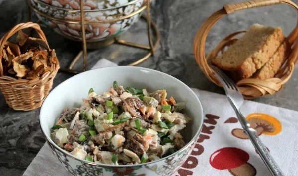 Фото блюда: Салат с сушеными грибами и курицей