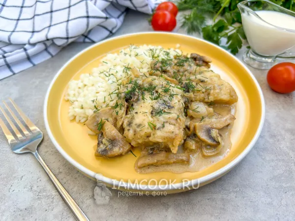Фото блюда: Треска с грибами в сливочном соусе на сковороде