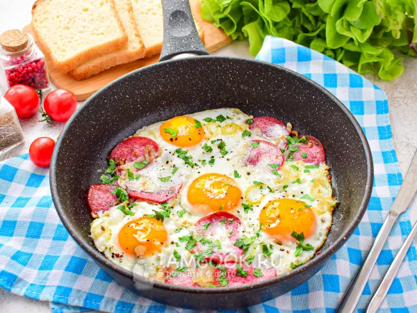 Фото блюда: Яичница с луком и колбасой
