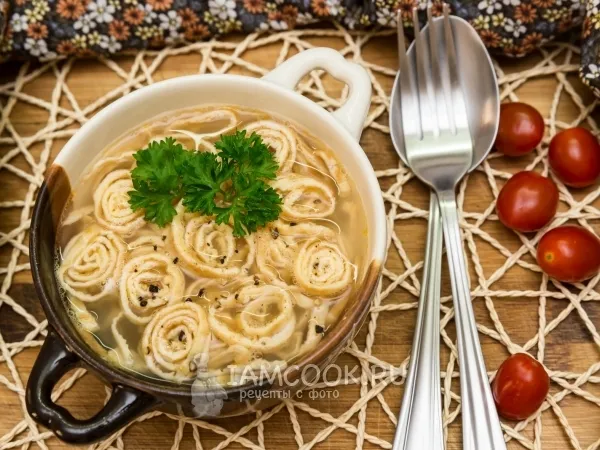 Фото блюда: Бульон с лапшой из яичных блинчиков