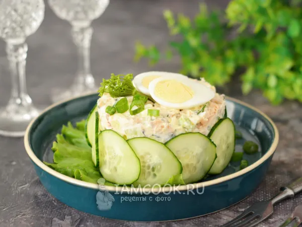 Фото блюда: Салат из консервированной горбуши с огурцом