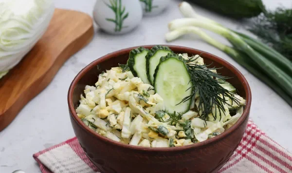 Фото блюда: Салат с курицей, пекинской капустой, огурцом и яйцом