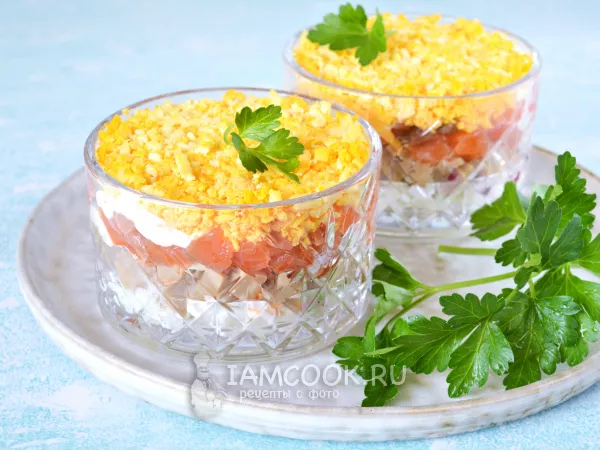 Фото блюда: Салат с красной рыбой и шампиньонами