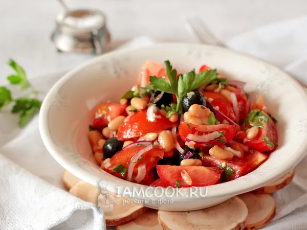 Фото блюда: Салат из консервированной фасоли, помидоров, лука и зелени