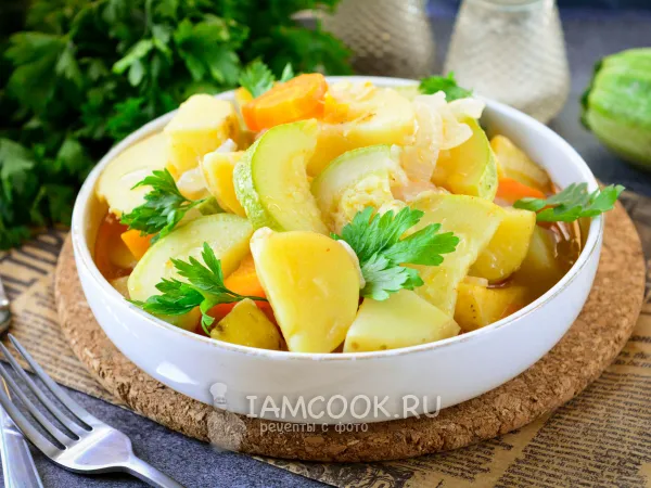 Фото блюда: Тушеная картошка с кабачками в кастрюле