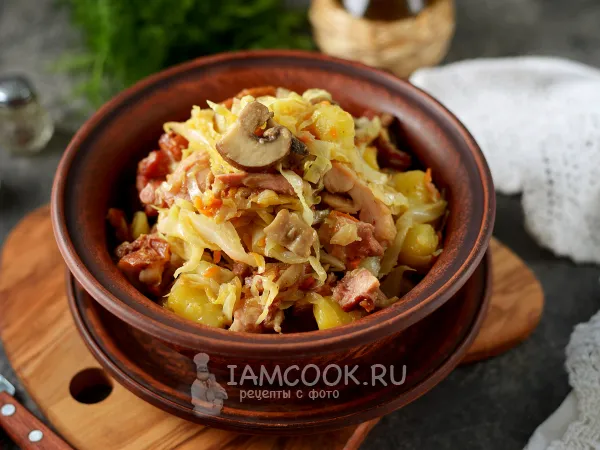 Фото блюда: Тушеная картошка с капустой, грибами и копченой курицей