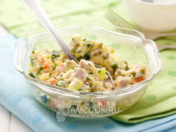 Фото блюда: Салат «Оливье» с колбасой и свежим огурцом