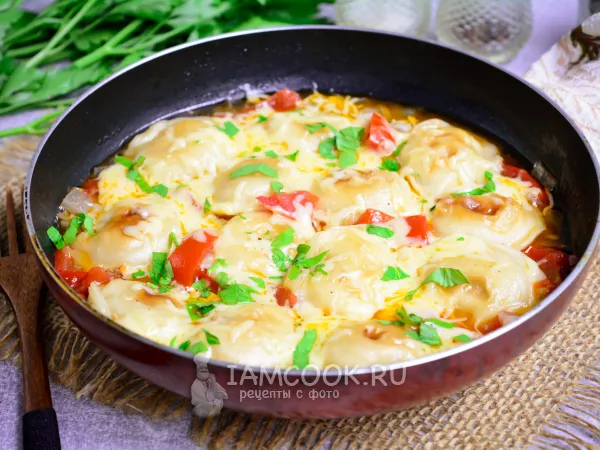 Фото блюда: Жареные пельмени с помидорами и сыром