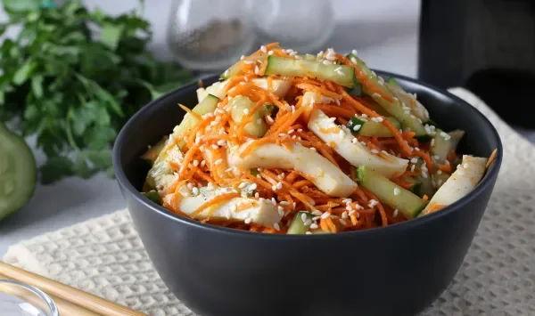 Фото блюда: Салат с кальмарами, корейской морковью и огурцом