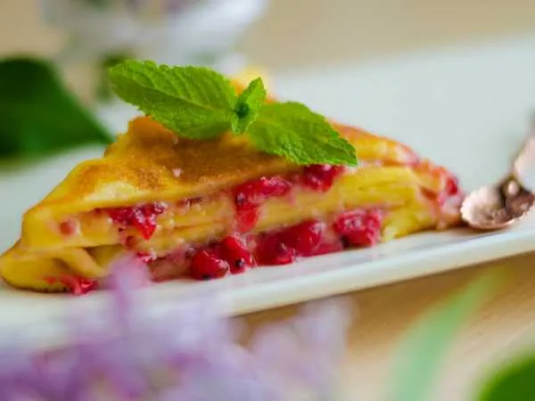 Фото блюда: Сладкий омлет со свежей смородиной