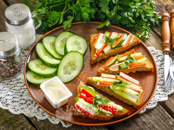 Фото блюда: Бутерброды с крабовыми палочками и огурцом