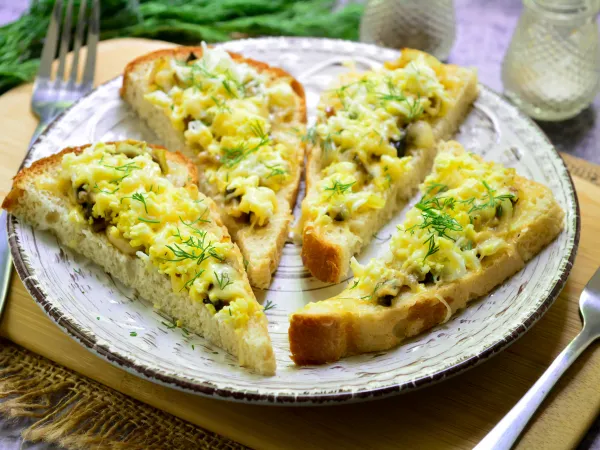 Фото блюда: Бутерброды с грибами и яйцом (в духовке)