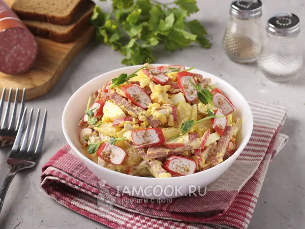 Фото блюда: Салат с крабовыми палочками, ананасами и копчёной колбасой