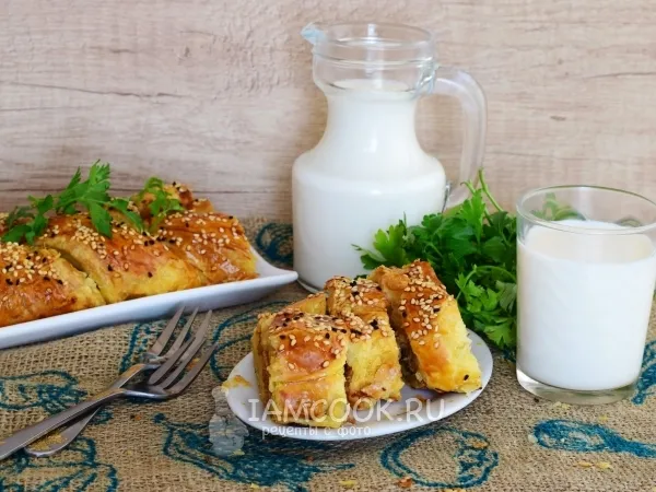 Фото блюда: Слоеный пирог с фаршем и сыром