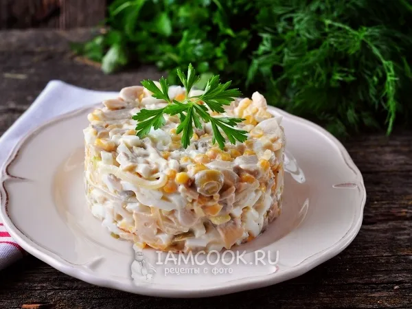 Фото блюда: Салат с консервированными шампиньонами и кукурузой
