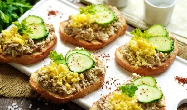 Фото блюда: Гренки с сайрой, сыром и огурцом