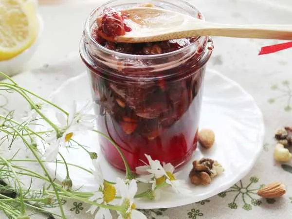 Фото блюда: Варенье из клубники с орехами