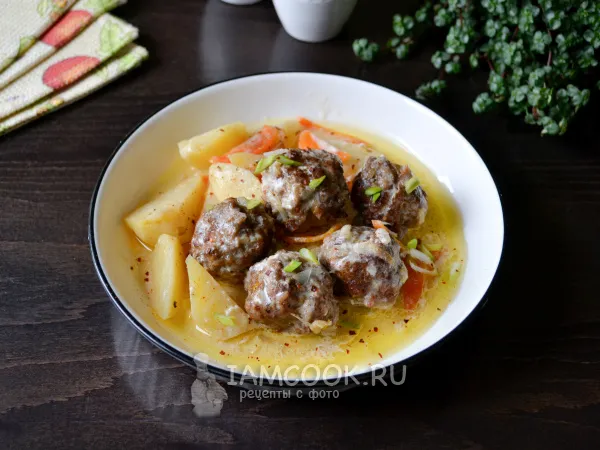 Фото блюда: Картошка с фрикадельками в сметанном соусе