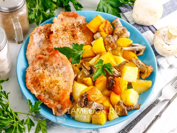 Фото блюда: Свиные отбивные с картошкой и грибами в духовке