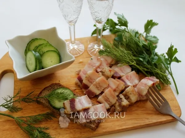 Фото блюда: Соленая свиная грудинка с чесноком