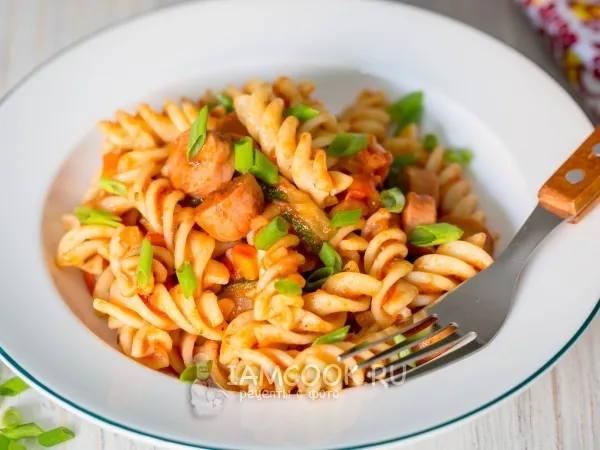 Фото блюда: Макароны с сосисками в овощной подливе