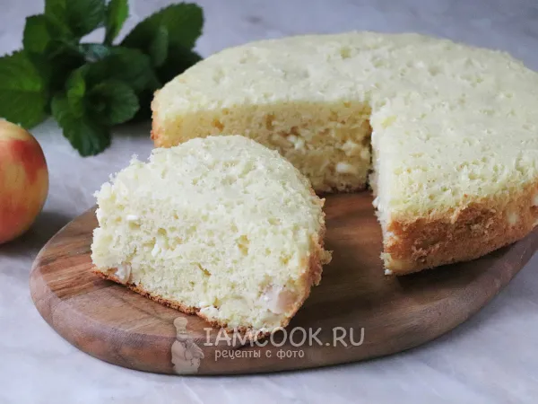 Фото блюда: Шарлотка с творогом и яблоками в мультиварке