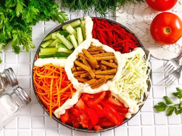 Фото блюда: Салат «Ромашка» со свежей свеклой