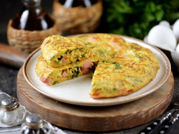 Фото блюда: Омлет с Роллтоном и колбасой на сковороде