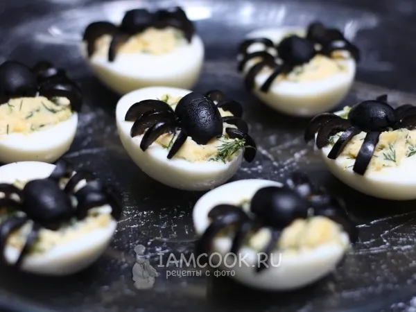 Фото блюда: Фаршированные яйца с пауками к Хэллоуину