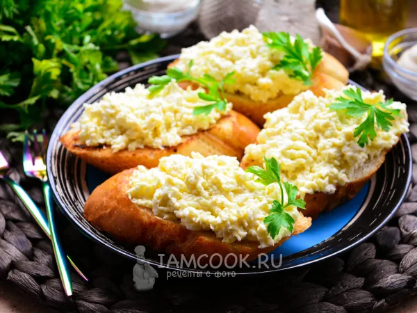 Фото блюда: Брускетта с яйцом и сыром