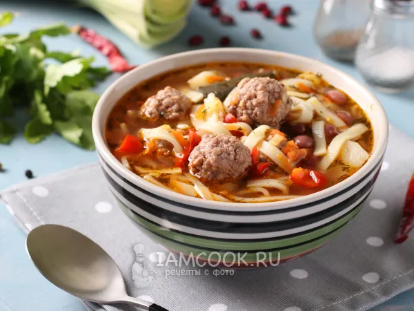 Фото блюда: Азиатский суп из лапши, фасоли и фрикаделек