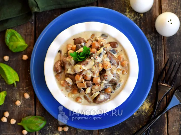 Фото блюда: Куриные сердечки с нутом и грибами в сметане