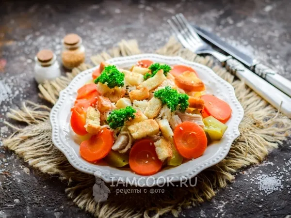 Фото блюда: Салат с курицей, солеными огурцами и сухариками