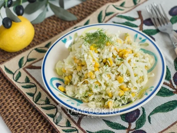 Фото блюда: Салат с пекинской капустой, яблоком и кукурузой
