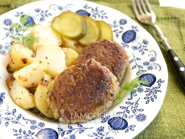 Фото блюда: Вегетарианские котлетки с гречкой и картофелем