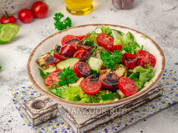 Фото блюда: Салат с бальзамическим соусом, помидорами и огурцами