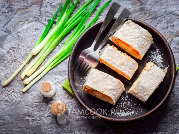 Фото блюда: Рулет из лаваша с курицей и корейской морковью