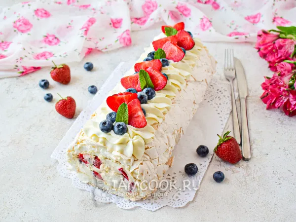 Фото блюда: Меренговый рулет с клубникой и маскарпоне