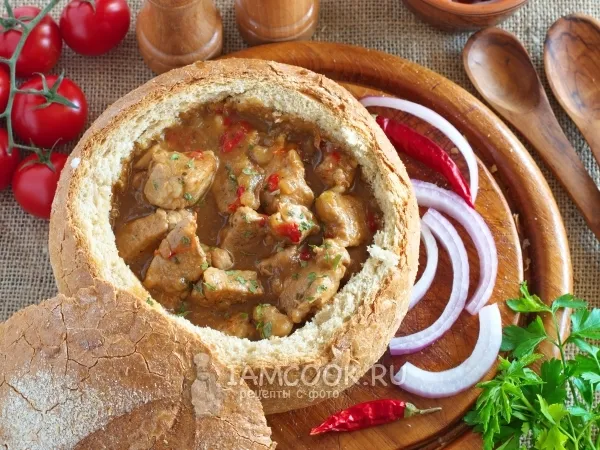 Фото блюда: Гуляш в хлебе по-чешски