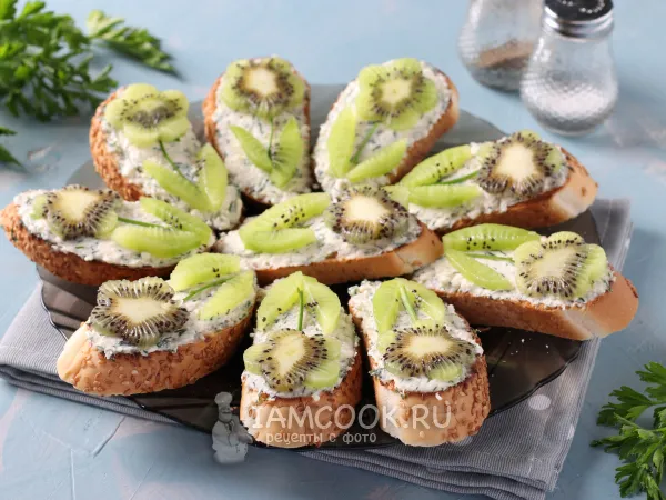 Фото блюда: Бутерброды с киви и плавленым сыром