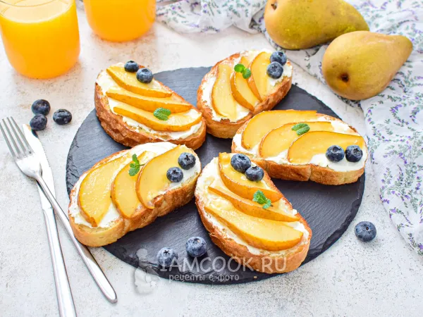 Фото блюда: Брускетта с карамелизированной грушей