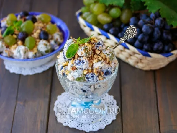 Фото блюда: Сливочный салат из винограда с орехами