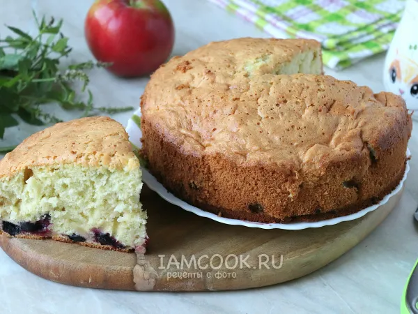 Фото блюда: Шарлотка с яблоками и чёрной смородиной