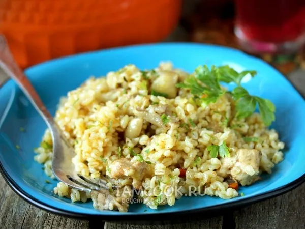 Фото блюда: Рассыпчатый булгур с курицей, луком и морковью