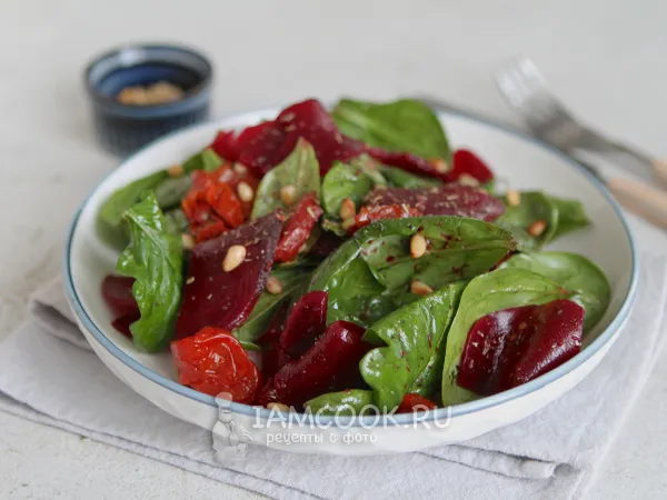 Фото блюда: Салат из свеклы с вялеными помидорами