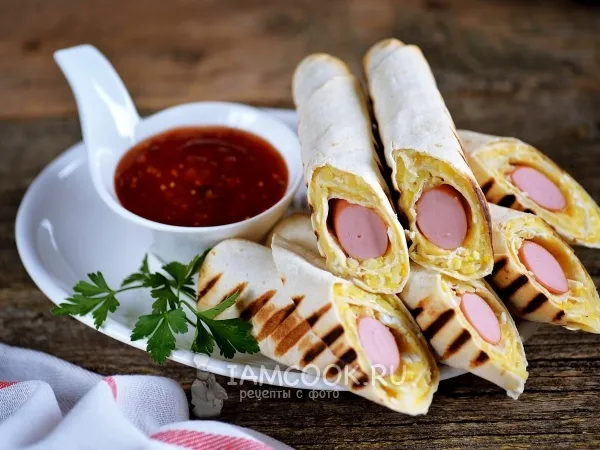 Фото блюда: Венская сосиска с картофельным пюре и сыром в тортилье