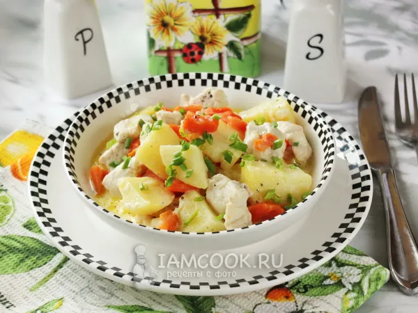 Фото блюда: Картошка с курицей в сливках на сковороде