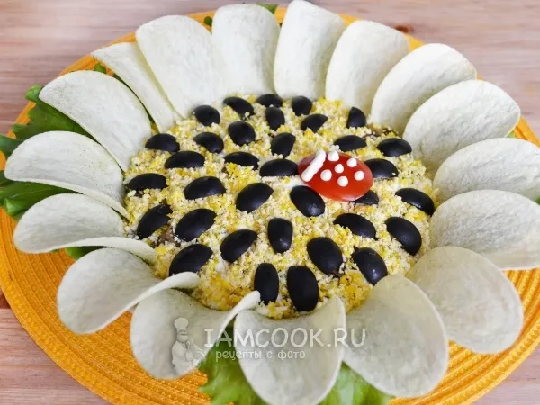 Фото блюда: Салат «Подсолнух» с курицей, чипсами и грибами